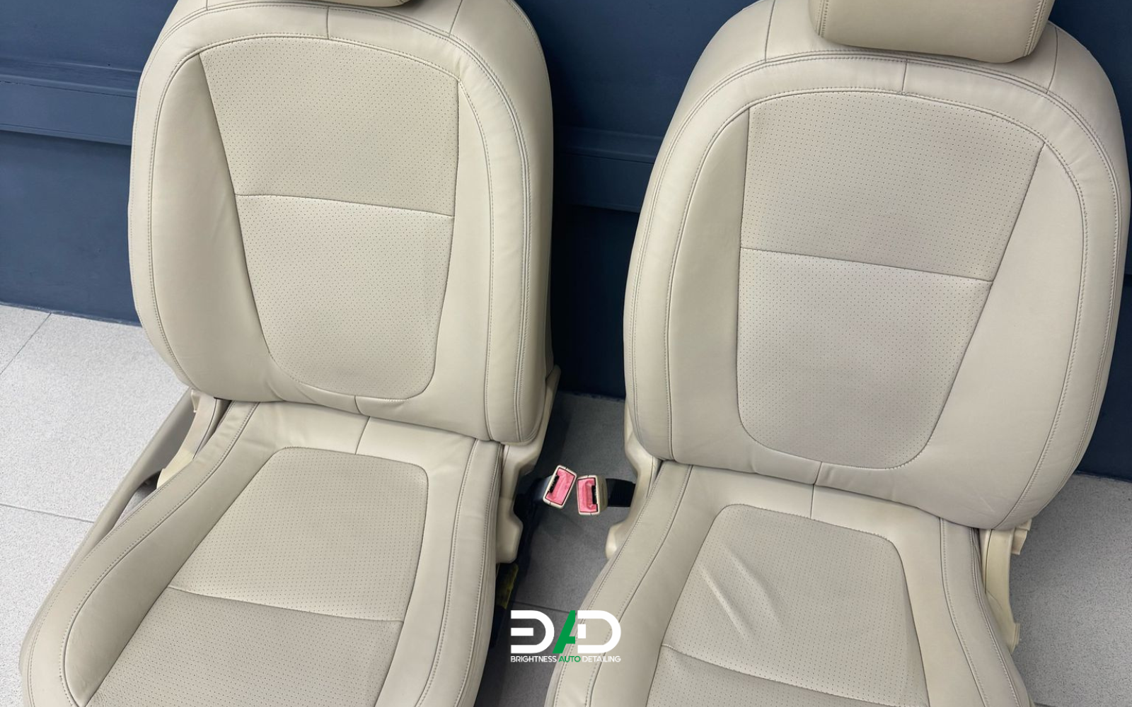 Dois bancos após Restauro de banco Jaguar na Brightness Auto Detailing