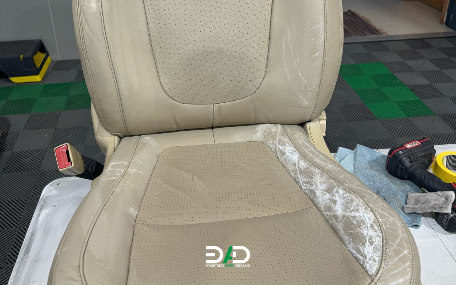 Restauro de banco Jaguar na Brightness Auto Detailing