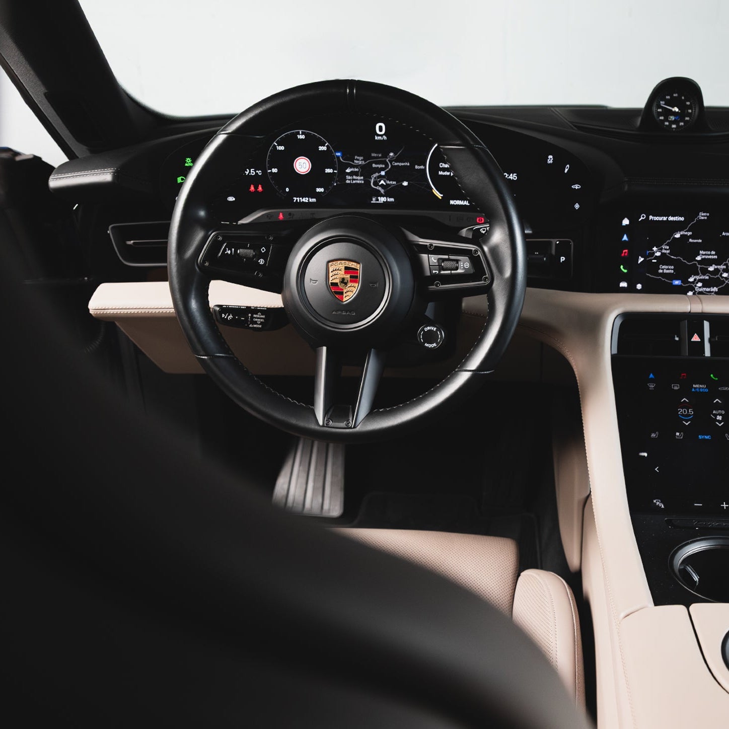 Restauro de volante e botões num Porsche by Brightness Auto Detailing