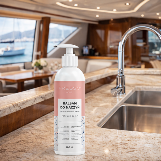 Lava louças na bancada de um iate de luxo no Douro Portugal, Brightness Auto Detailing.